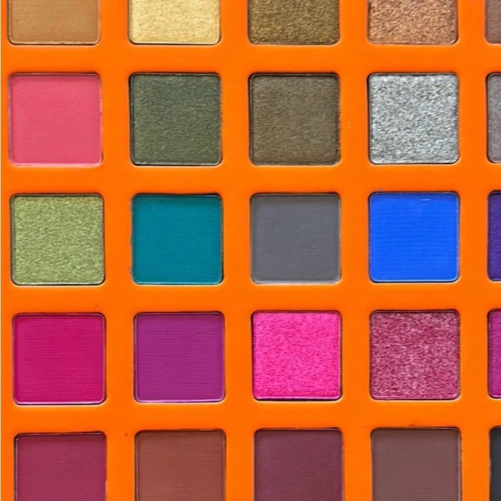 Sassy Jones Makeup Palette, Remover Wipes, Eyeliner, Setting Spray, Face Primer - Picture 8 of 8